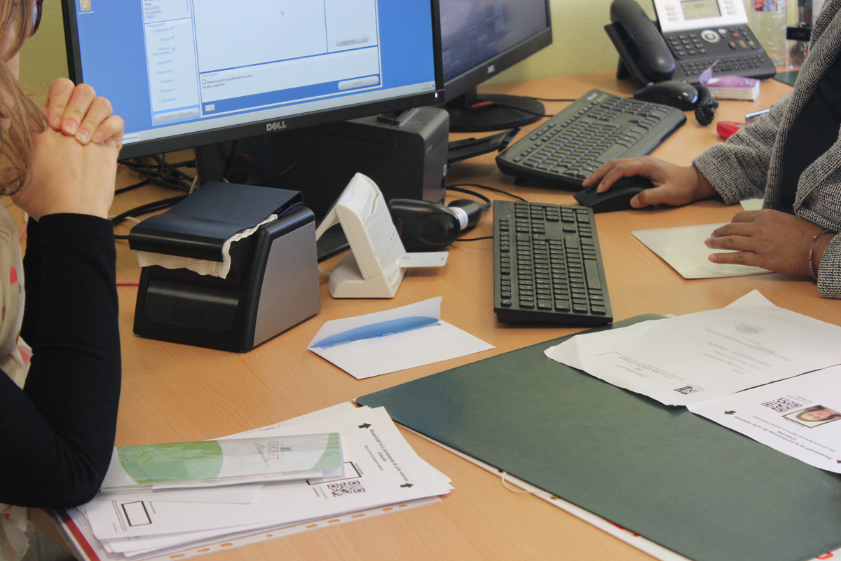 poste de travail administratif aved écran et clavier d'ordinateur et 2 personnnes