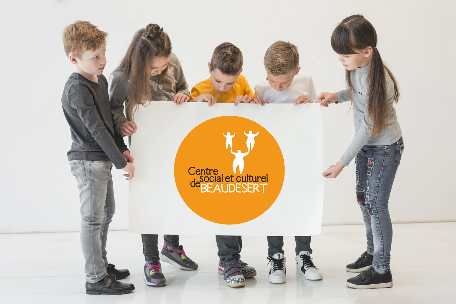 groupe de jeunes enfants tenant un panneau sur lequel se trouve le logo du centre social et culturel de Beaudésert Mérignac