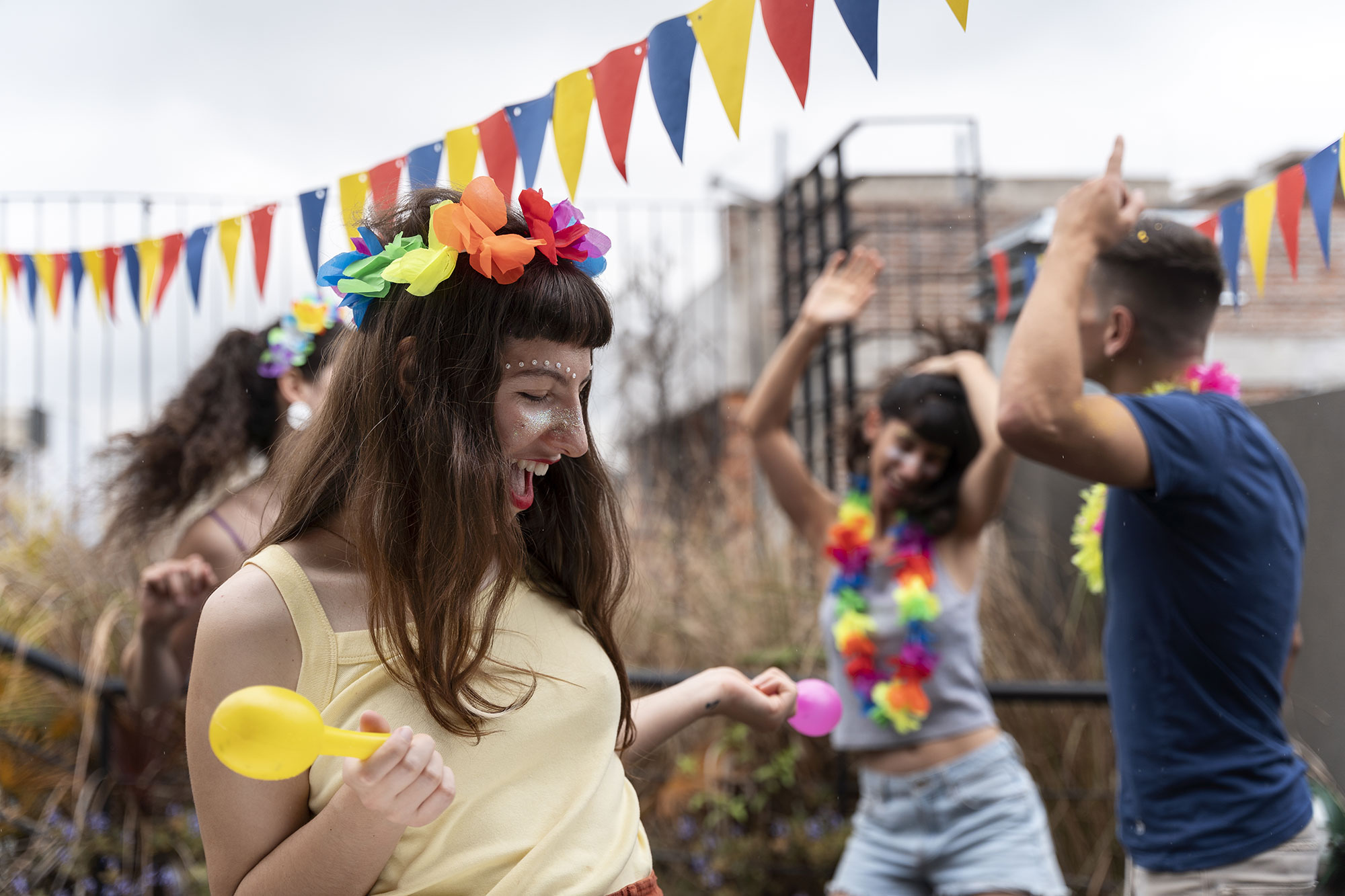 Groupe de jeunes en train de danser en exterieur lors d'un évenement festif - centre social et culturel Beaudésert